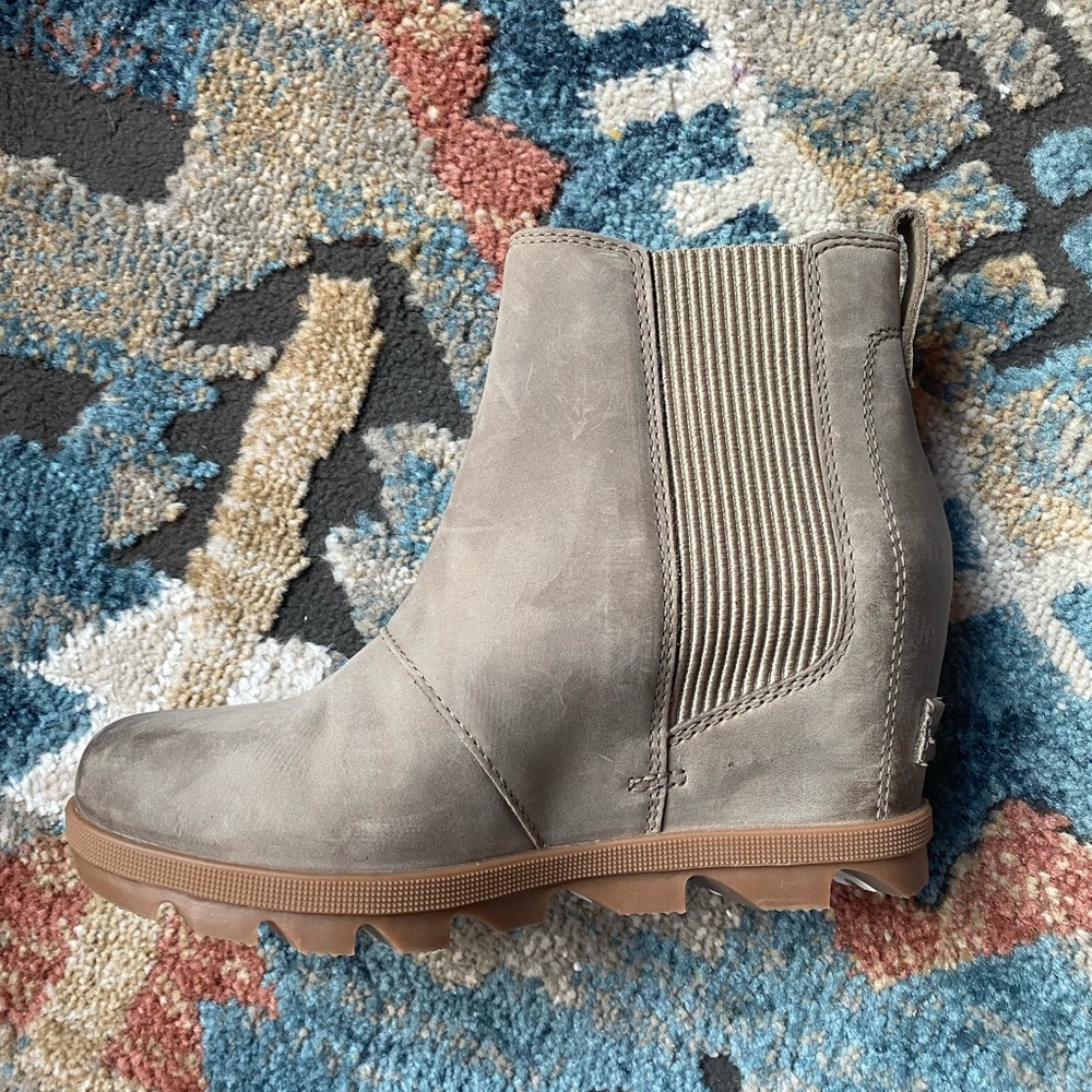 Sorel Joan of Arctic wedge Chelsea boot women’s size 6.